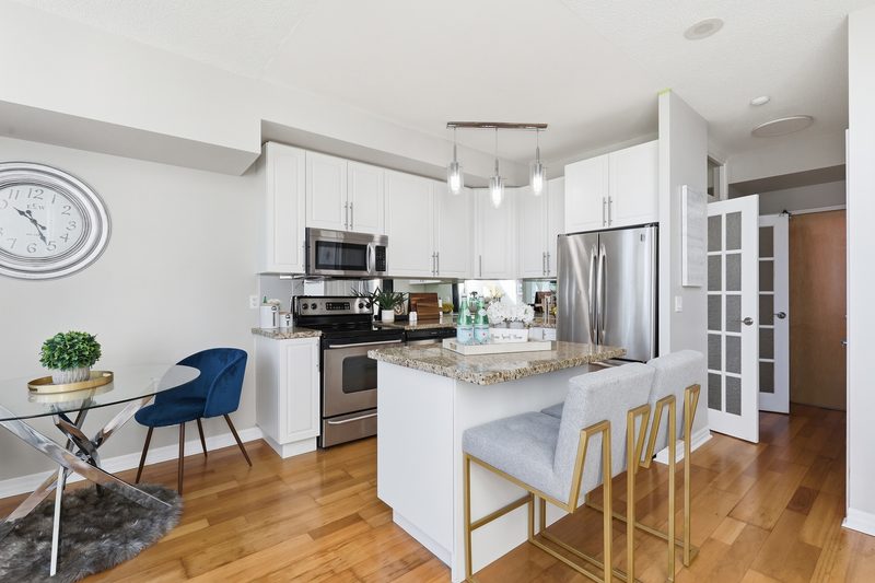220 Burnhamthorpe Road West, Unit 903, Mississauga: kitchen with island and bar seating