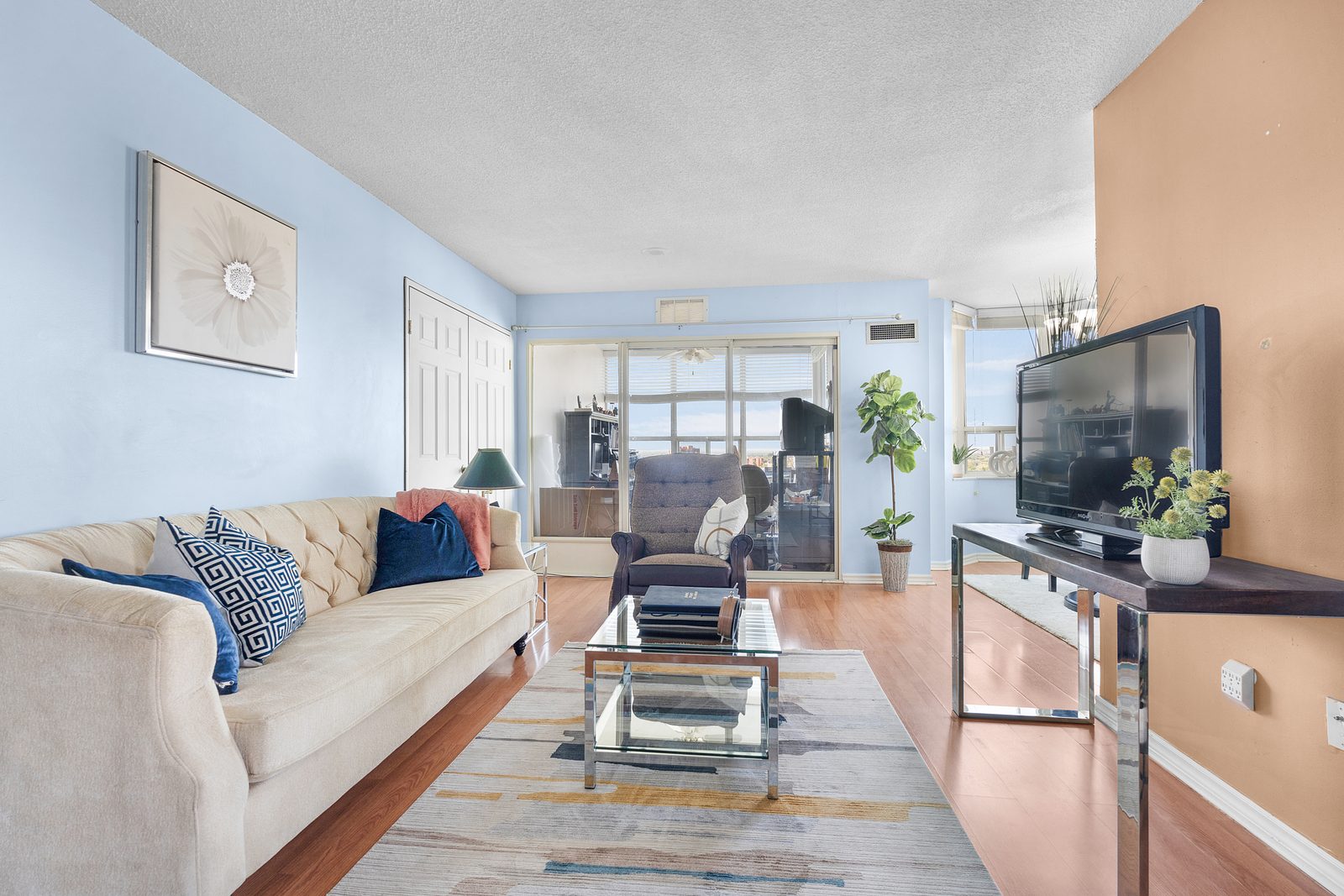 Fletcher’s Creek South, Brampton: living room