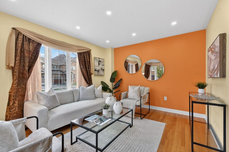 38 Nutwood Way, Brampton: living room