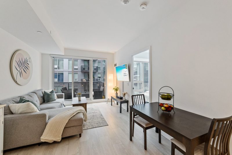 2450 Old Bronte Road, Unit 424, Oakville: living room