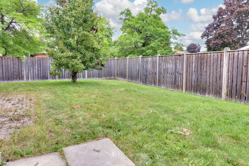 28 Poinsettia Place, Brampton: photo 05