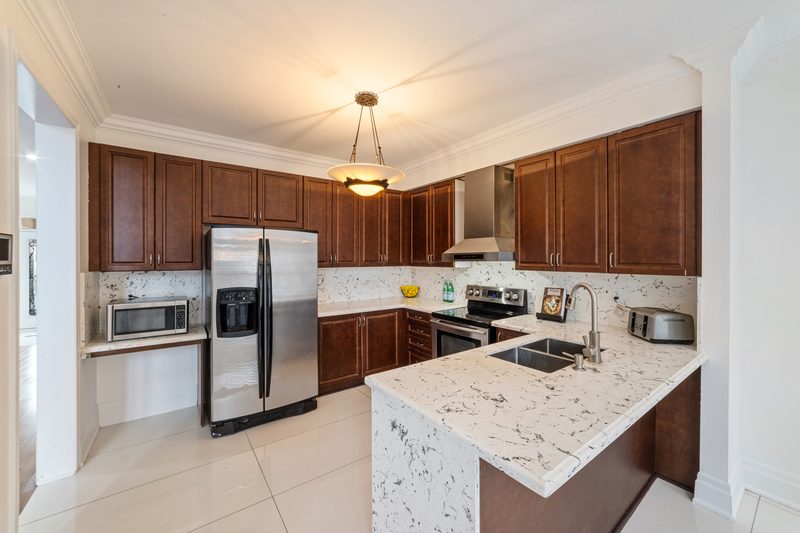 18 Regis Circle, Brampton: kitchen with island