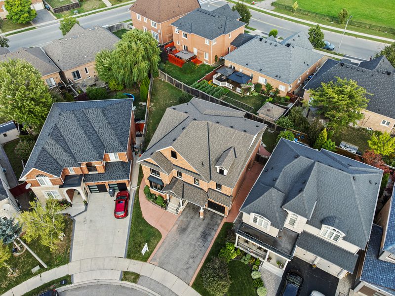 18 Regis Circle, Brampton: aerial view of the street